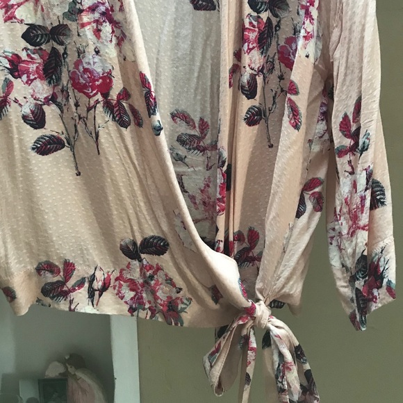 Front tie floral printed shirt! - Picture 4 of 5